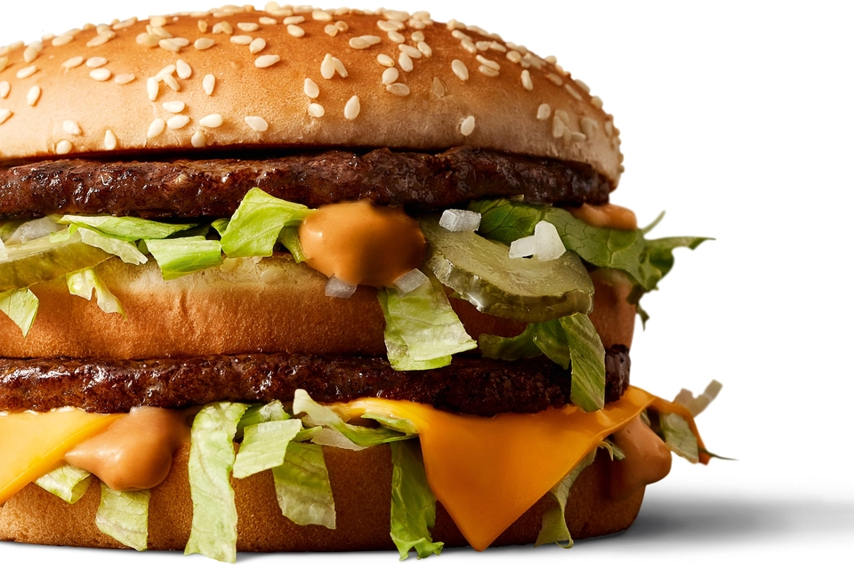 Den klassiske Big Mac består af to oksekødsbøffer, sauce, smelteost med cheddar, salat, hakkede løg og pickles i sesambolle. Den indeholder ifølge burgerkoncernen 512 kcal og koster i dagens Danmark 39 kroner. (Foto: McDonald's)