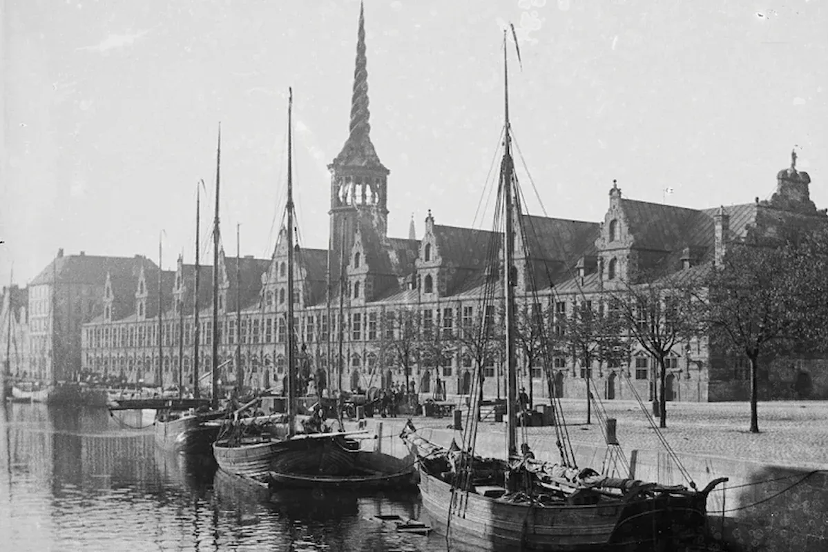 Slotsholmen 1890: Børsen er nyrestaureret og spejler sig i kanalen med sit helt nye kobbertag. (Foto: Hoffotograf Lars Peter Elfelt, 1866-1931)