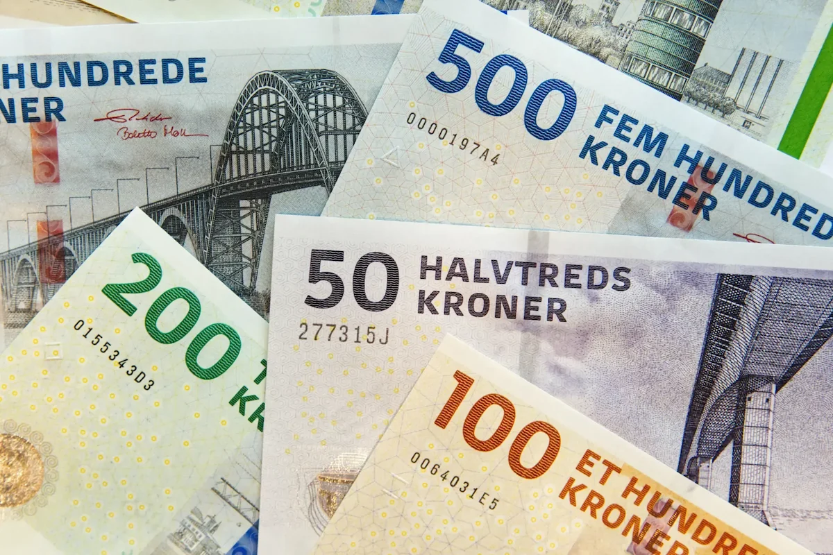 Aldrig før har danskerne haft flere cifre på deres konti, lyder det fra Nationalbanken. Og den samlede indlånssum vil kun stige den næste tid, vurderer ekspert. Mange danskere vil nemlig i april få penge tilbage i skat - og det får bankbøgerne til at bugne. (Foto: Nationalbanken)