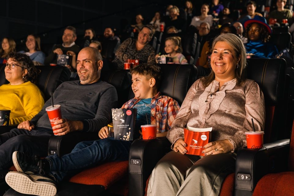 Skal man have ungerne med i biffen, må man tænke på billetpriserne, viser nye tal fra biograferne (Foto: Nordisk Film Biografer)