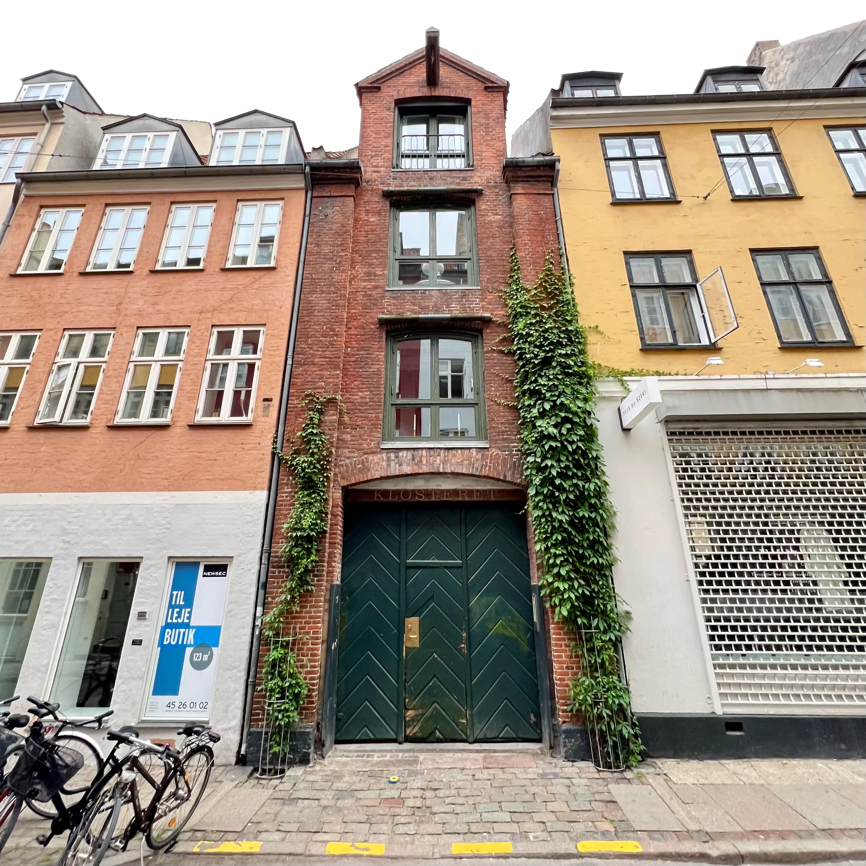 Invester dine penge i aktier i stedet for bolig, hvis du vil tjene penge, lyder rådet fra Nordea. Her billede fra middelalderbyen af byhuset Klosteret med omkringliggende ejerlejligheder og butikker i Klosterstræde, København K (Foto: Oskar Herrik Nielsen/Oldmoney)