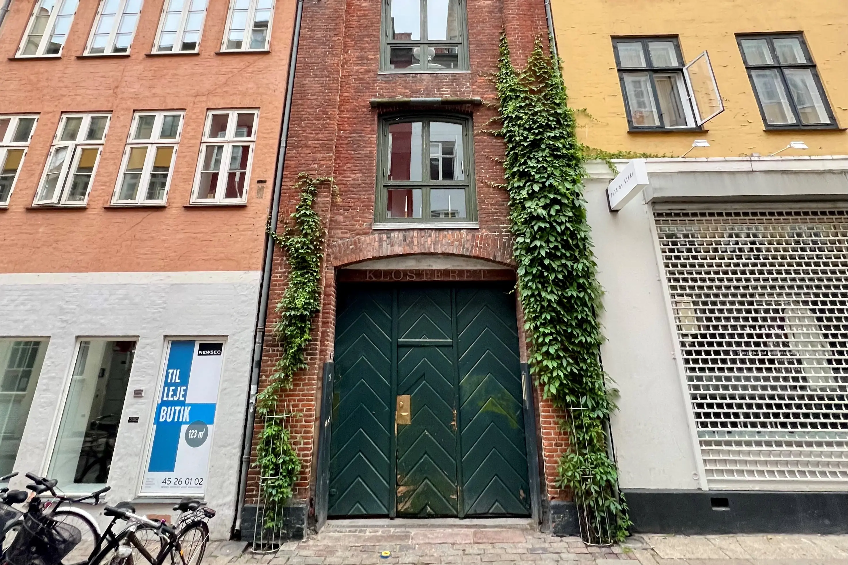 Invester dine penge i aktier i stedet for bolig, hvis du vil tjene penge, lyder rådet fra Nordea. Her billede fra middelalderbyen af byhuset Klosteret med omkringliggende ejerlejligheder og butikker i Klosterstræde, København K (Foto: Oskar Herrik Nielsen/Oldmoney)