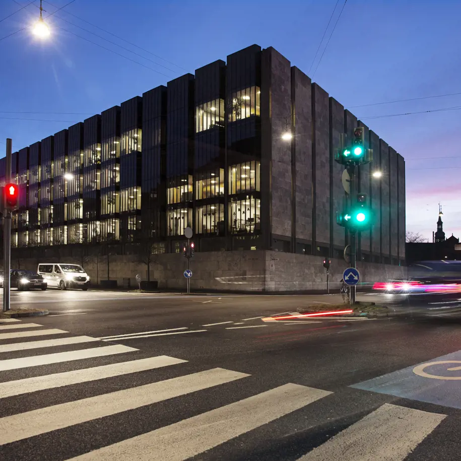 Nationalbankens bygning i Havnegade 5, set fra Niels Juels Gade en aften i København (Foto: Nationalbanken)