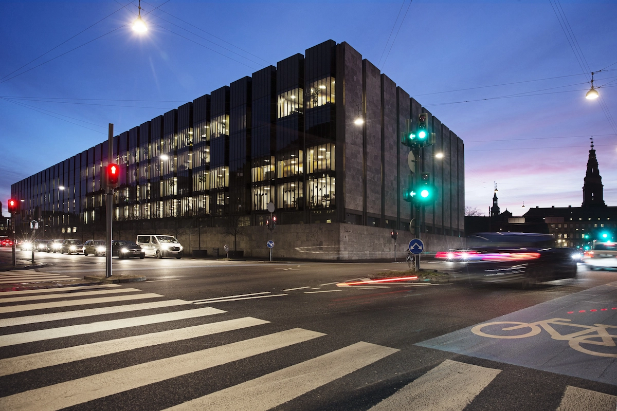 Nationalbankens bygning i Havnegade 5, set fra Niels Juels Gade en aften i København (Foto: Nationalbanken)