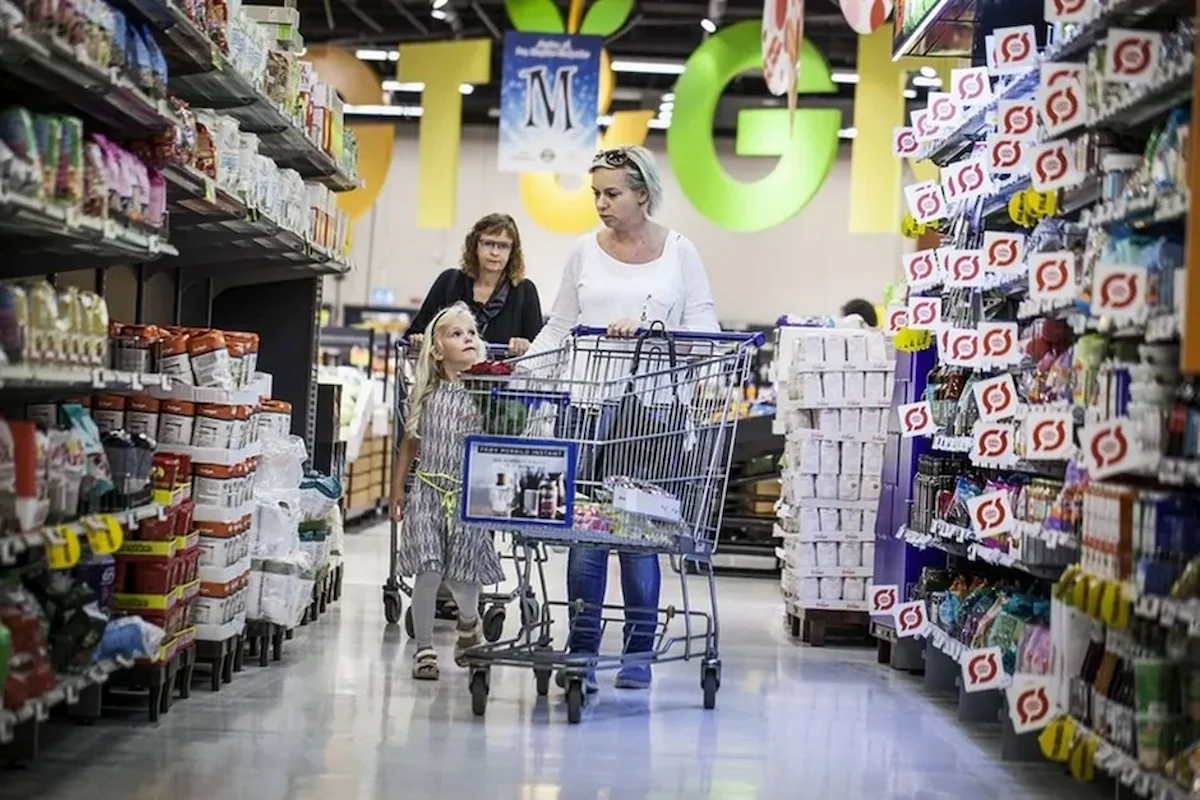 Tilbudsjagt i tre generationer: Mormor, mor og datter handler ind til aftensmad. De fleste danskere må i disse år kigge en ekstra gang på prisskiltene, når de går på indkøb. Her billede fra Føtex, som er blandt de store supermarkeder, der konkurrerer benhårdt om at tilbyde de billigste varer. (Foto: Salling Group)