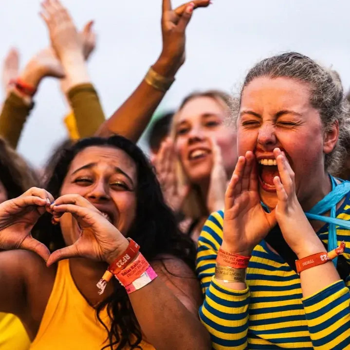 Roskilde Festival er kult blandt både unge og ældre. Her skrigende festivalgængere til koncert på Danmarks verdensberømte musikfestival sidste år. (Foto: Roskilde Festival)