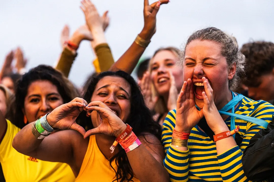 Roskilde Festival er kult blandt både unge og ældre. Her skrigende festivalgængere til koncert på Danmarks verdensberømte musikfestival sidste år. (Foto: Roskilde Festival)