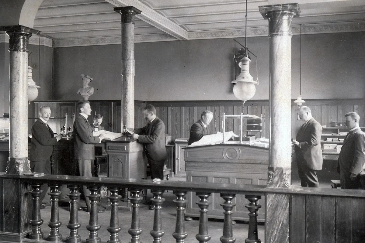 <b>Sydfyn 1901: Aktivitet i Svendborg Bank.</b> Interiørbillede fra byens bank på Klosterplads 2. Svendborg Bank er senere blevet en del af Sydbank (Foto: Svendborg Byhistoriske Arkiv)