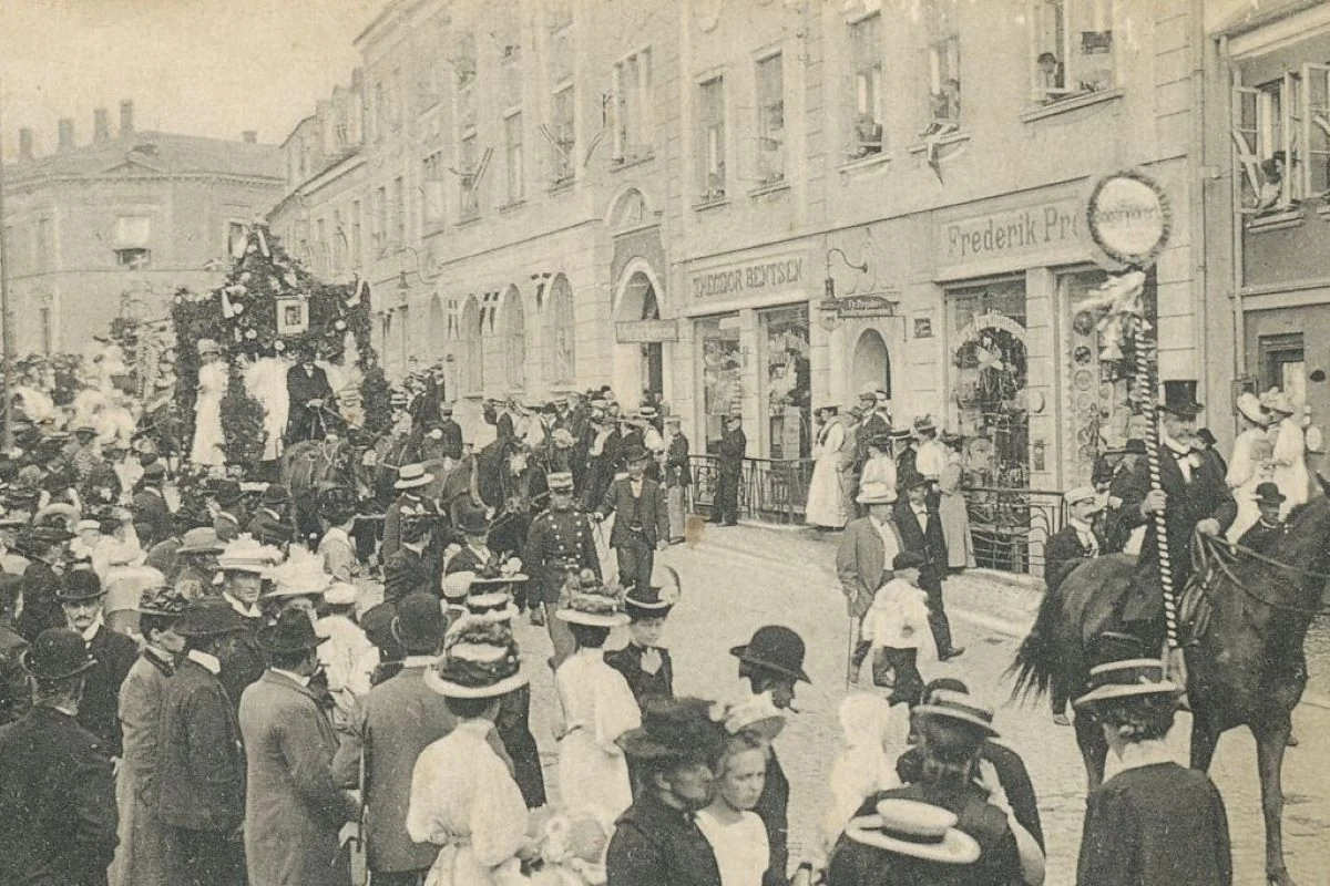 <b>Midtjylland 1909: Til fest i Viborg - Et slag for kulturen.</b> Hundreder samledes til byfest med det formål at indsamle penge til udsmykning af Viborg Teater. Her billede fra hovedgaden Gravene. (Foto: Lokalhistorisk Arkiv for Viborg Kommune)