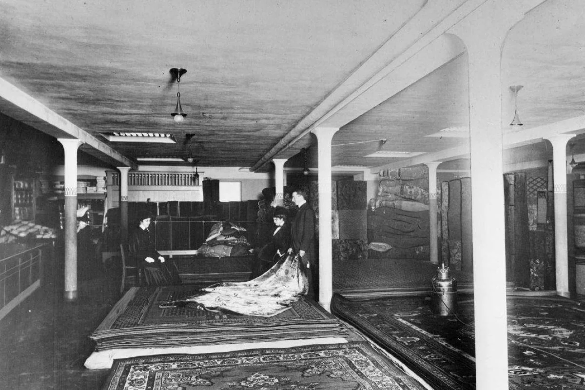 <b>Østjylland 1911: I kælderen hos Magasin du Nord i Aarhus.</b> Interiør fra stormagasinet i 1911. Kælderafdeling med orientalske tæpper. (Foto: Magasin du Nord Museum)
