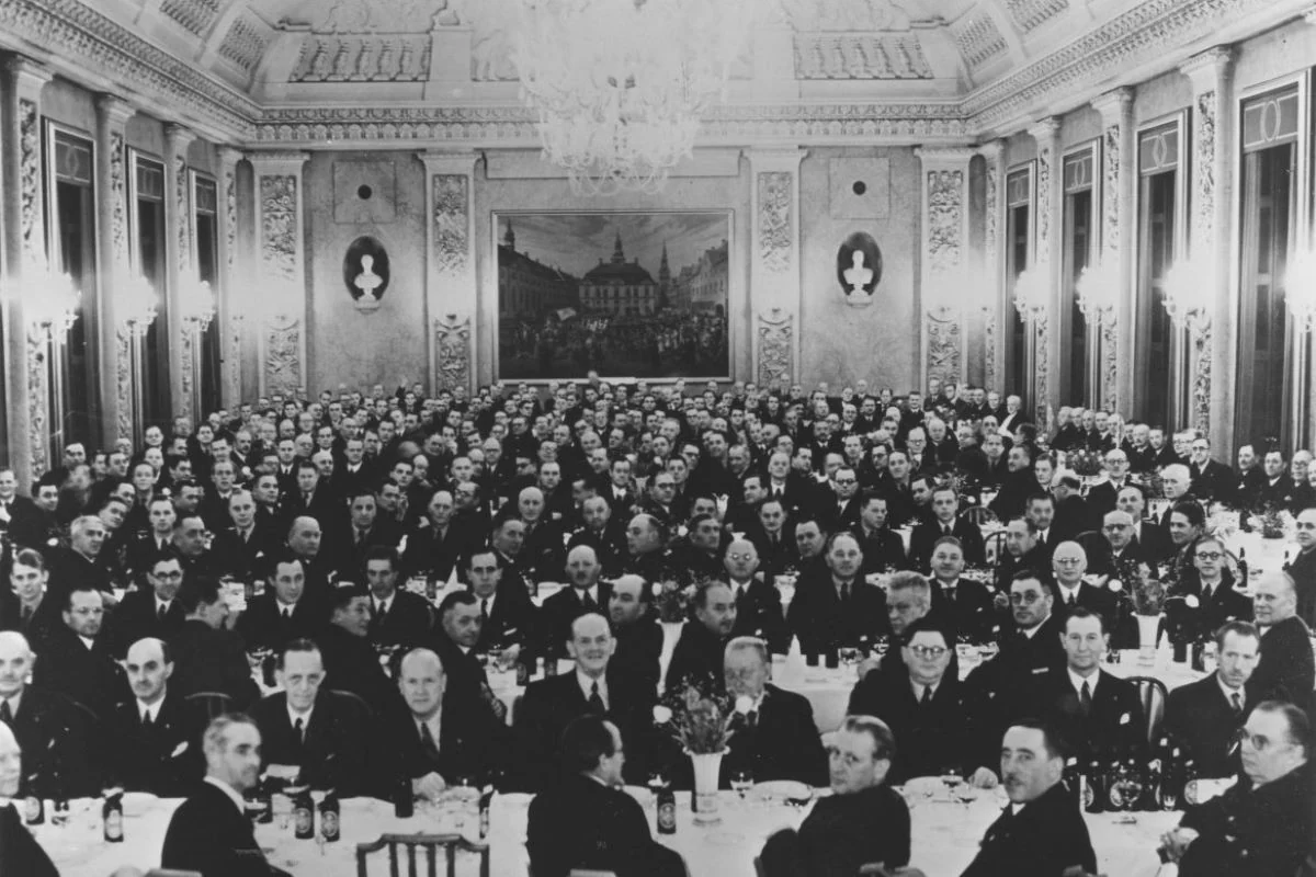 <b>København 1938: Generalforsamling i banken.</b> Den årlige samling for Amagerbanken, afholdt i Haandværkerforeningens lokaler i Grev Moltkes Palæ, Dronningens Tværgade 2, København K. (Foto: Historisk Arkiv Dragør)