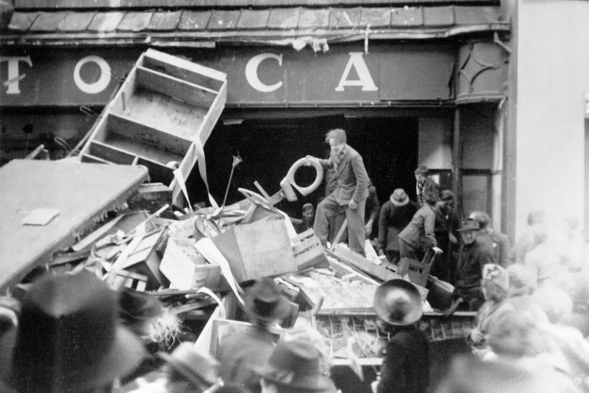 <b>København 1941: Den danske vrede mod værnemagten.</b> På Vesterbro havde nazisterne indtaget Dagmarhus, der ligner sig selv i dag – bortset fra luftværnsbatterierne, der fyldte på bygningens tag under besættelsen. Set fra Tivoli kan man på billedet skue resultaterne af Petergruppens bombning af parken og den gamle rutsjebane, og ved Restaurant Tosca får københavnerne på befrielsesdagen i maj 1945 frit løb for fem års frustrationer. (Foto: fra bogen <i>Turen går til besættelsestidens København</i>)