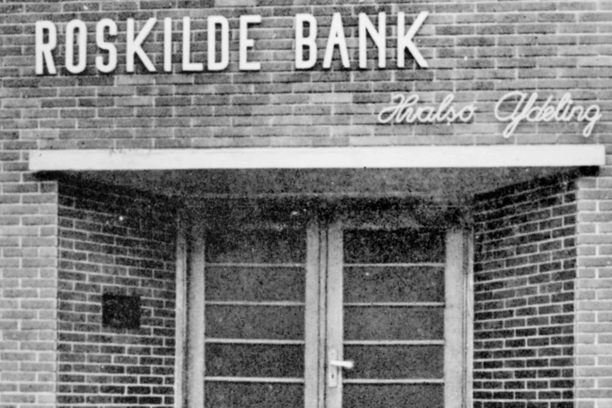 <b>Sjælland 1947: Velkommen i banken.</b> Indgangsparti til Roskilde Banks afdeling i Kirke Hvalsø (Foto: Lejre Arkiv)