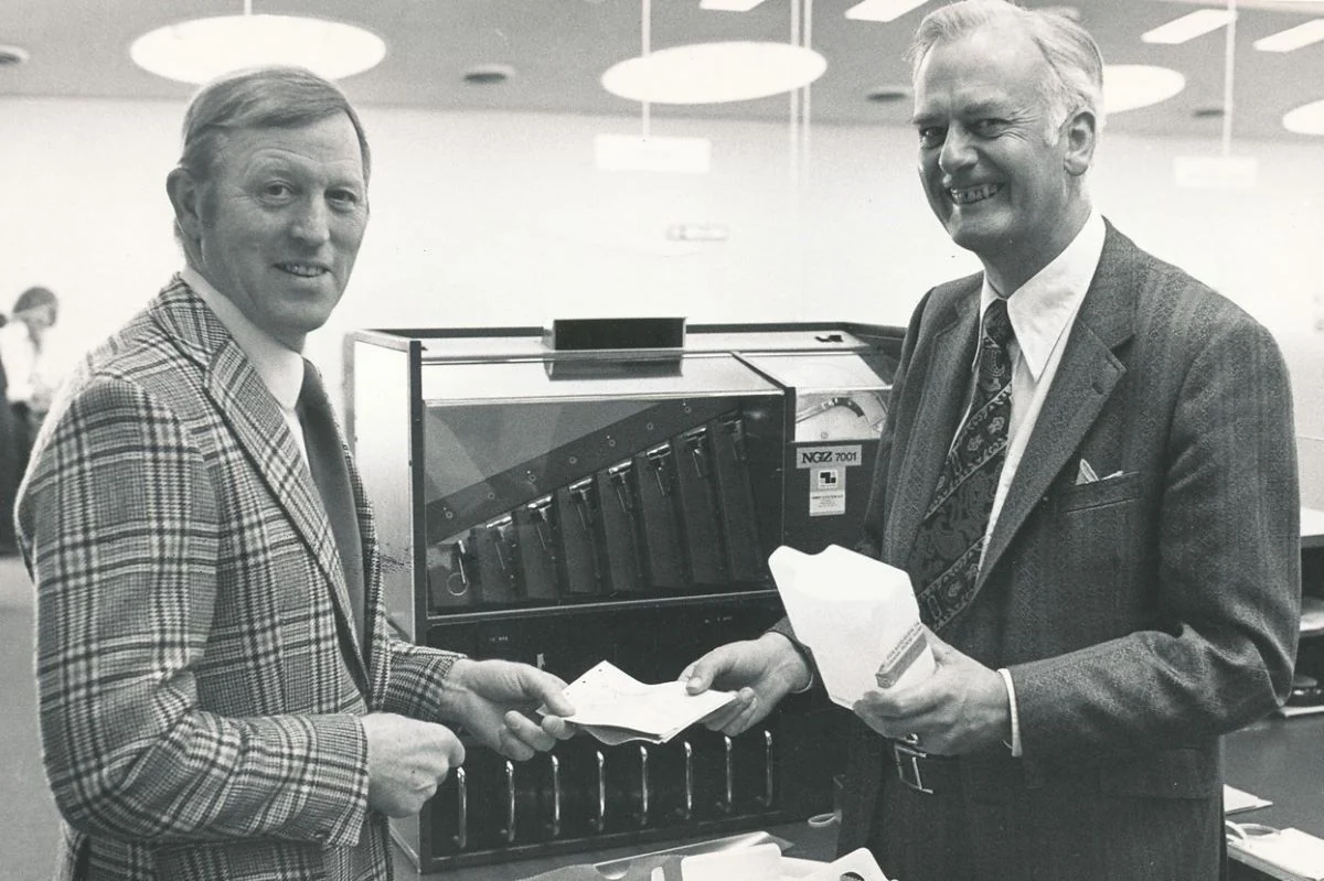 <b>Nordvestsjælland 1970'erne: Borgmesteren gik med kommunens kontanter.</b> Borgmester Henry Jacobsen er i banken og veksle penge. (Foto: Odsherred Lokalarkiv)