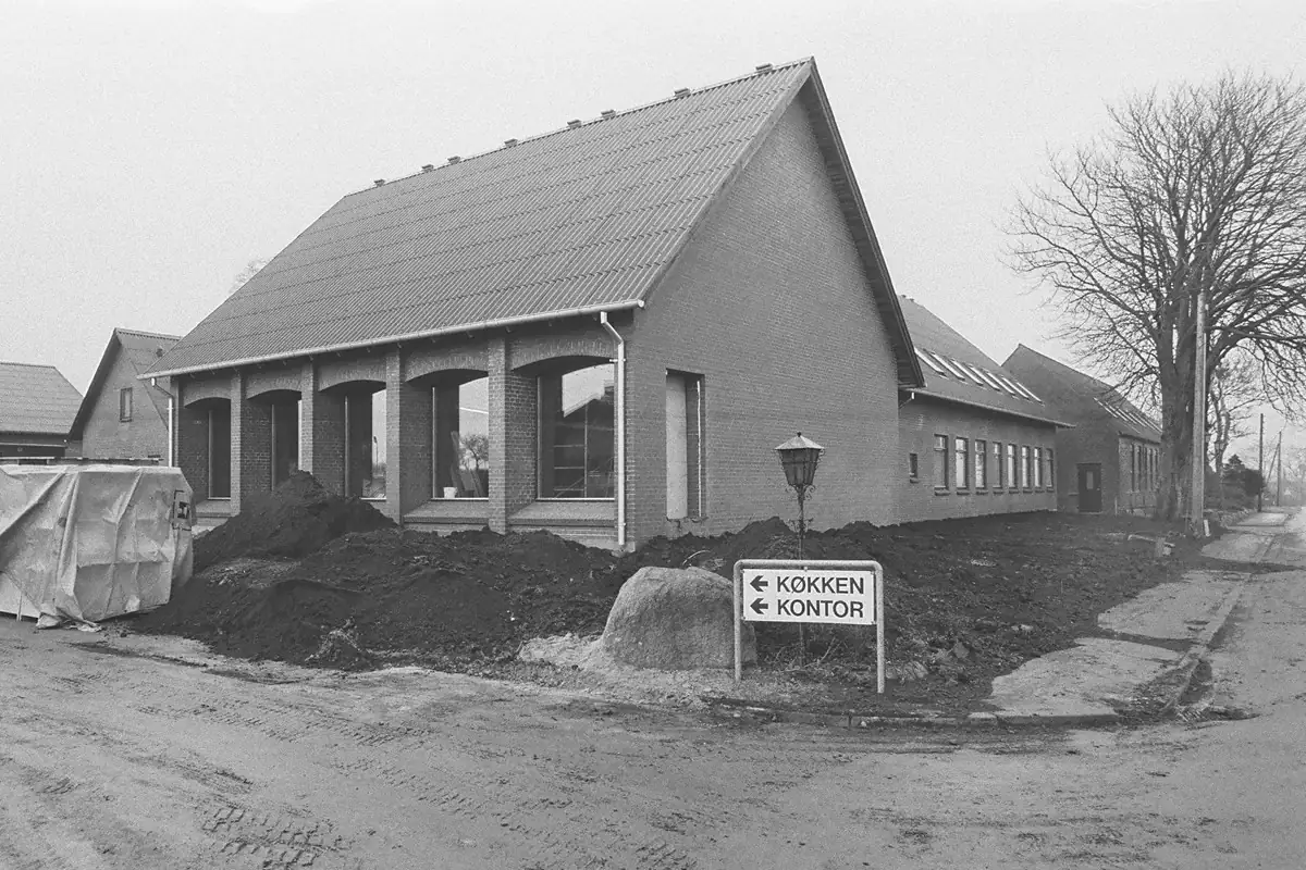 <b>Vejleegnen 1984: Endelig penge til Bjerre Herreds Ungdomsskole.</b> Nu får BHU langt om længe byggetilladelse til en udvidelse. Man vil bygge to lærerboliger og et dobbelthus med to lejligheder til i alt 600.000 kr. (Foto: Vejle Stadsarkiv)