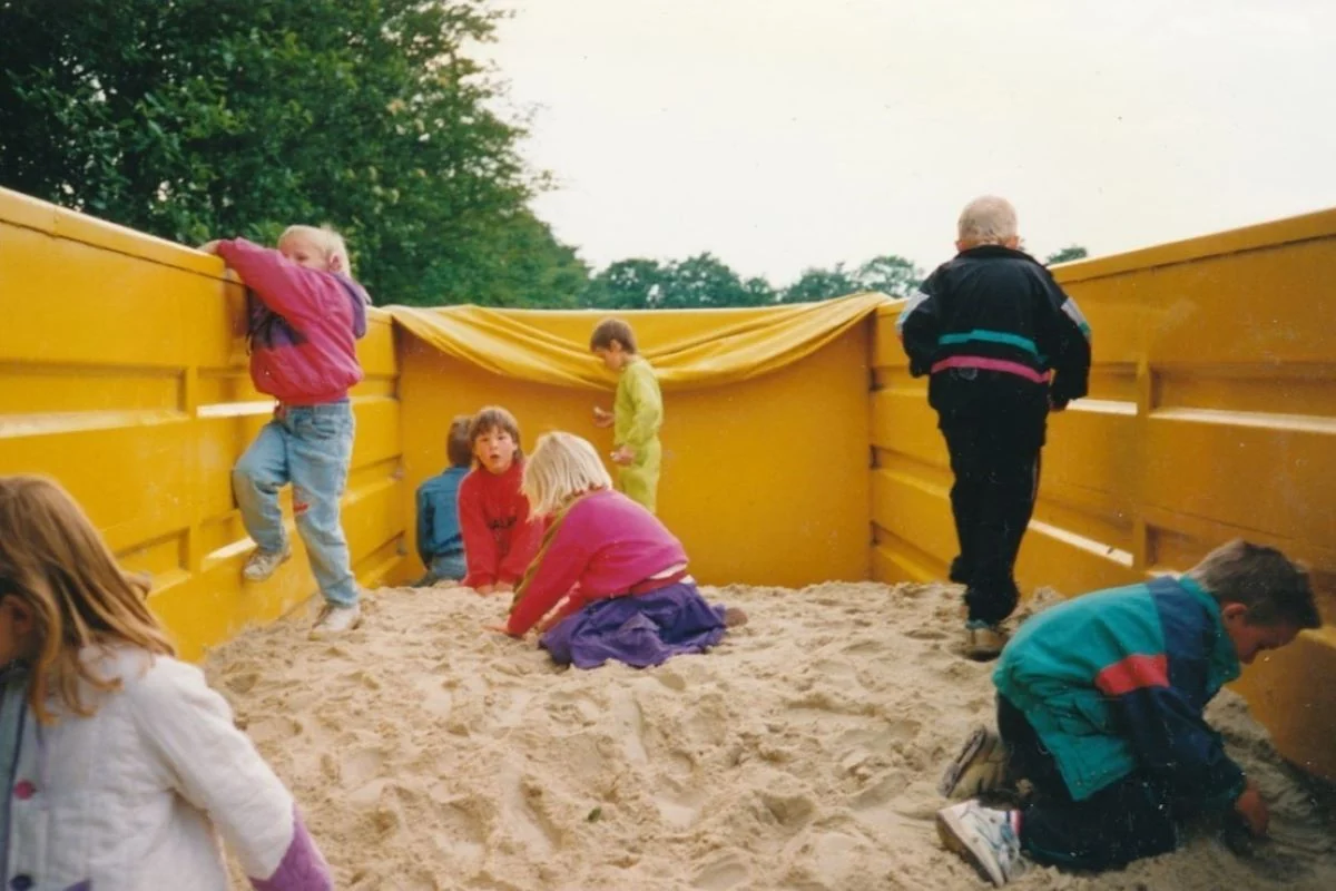 <b>Sydjylland 1991: Guldgraveri ved byfesten.</b> Børn leder efter penge i container med sand ved årets byfest i Vester Nebel nær Esbjerg. (Foto: Vester Nebel Sognearkiv)